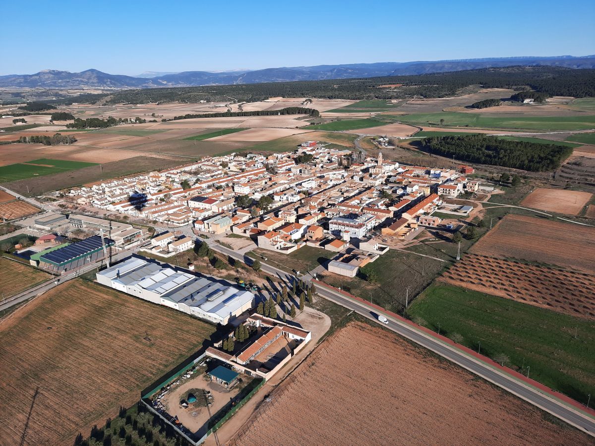 Vista aérea de un municipio con instalaciones fotovoltaicas