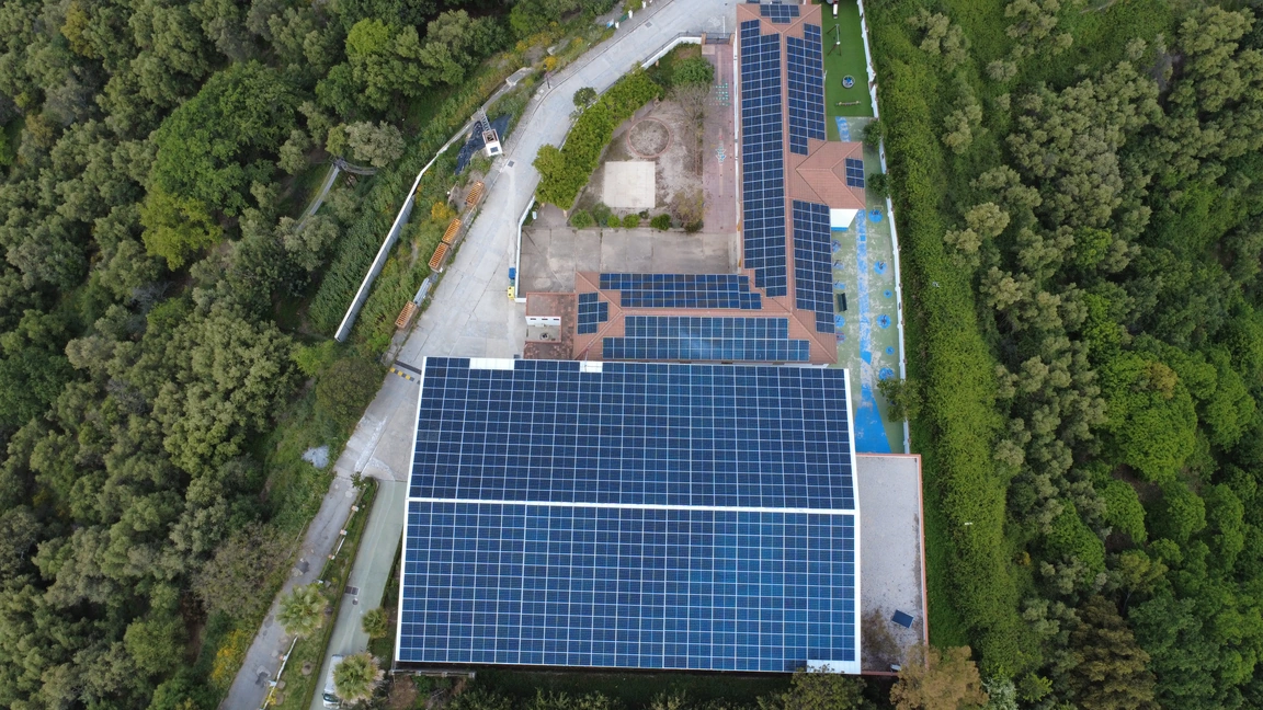Instalación fotovoltaica en entorno empresarial
