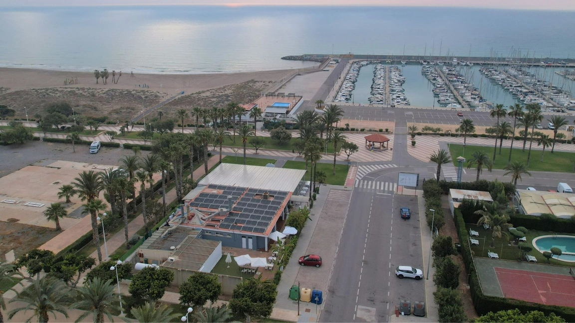 Instalación fotovoltaica real de El Sarao vista desde dron