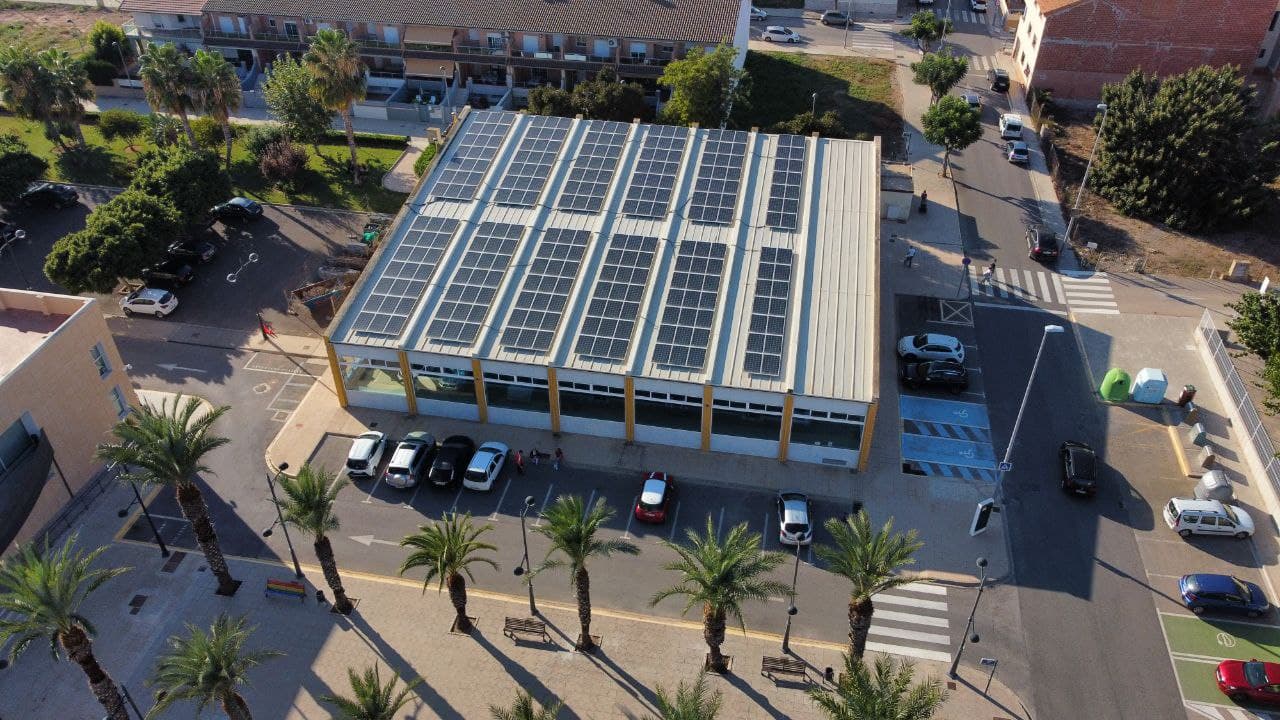 Paneles solares de una comunidad energética